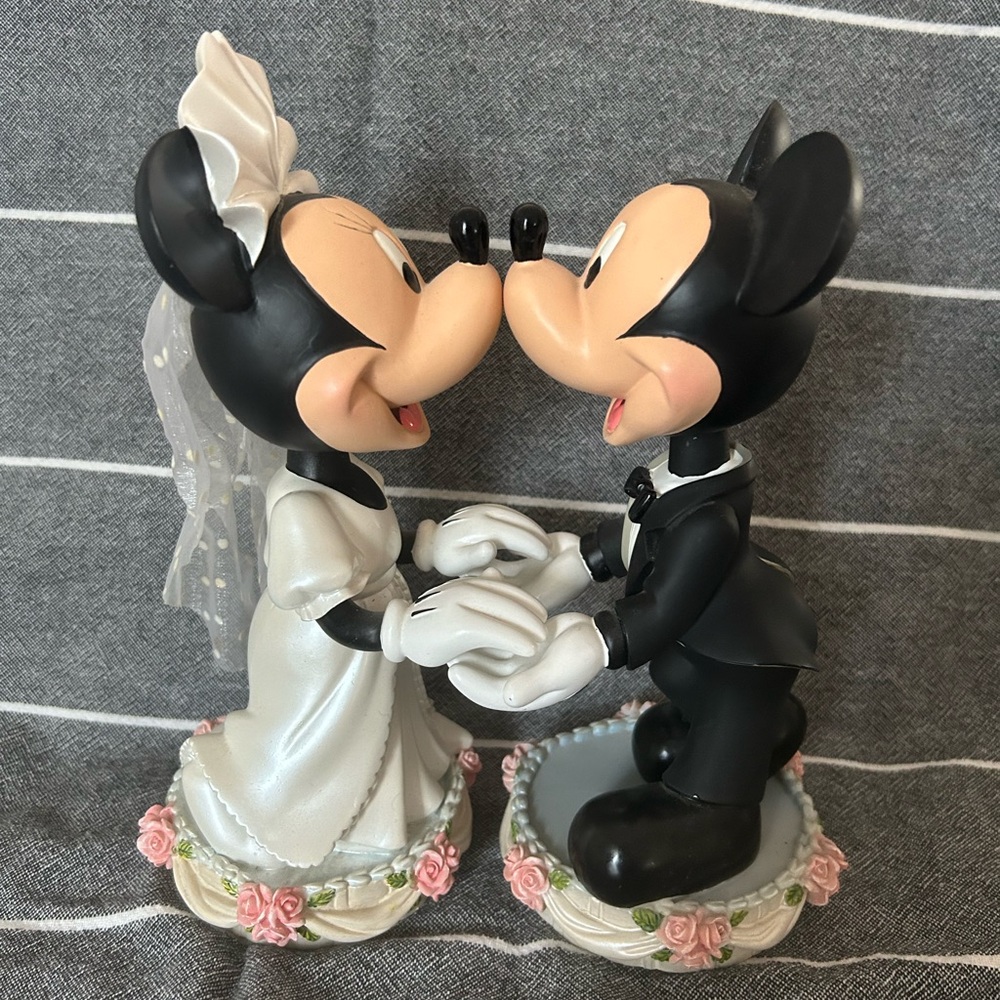 °o° MUST SEE Bride Minnie and Groom Mickey bobble heads with magnetic nose °o°